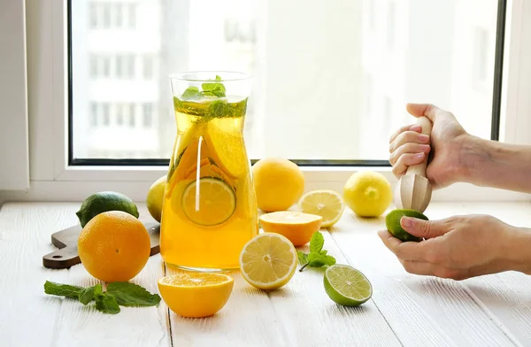 Close Mãos Jovens Fazendo Limonada Fresca Espremendo Suco Frutas Cítricas — Fotografia de Stock