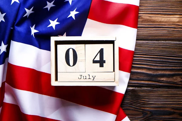 Αναστατωμένα Αμερικανική Σημαία Και Ξύλινο Κύβο Ημερολόγιο Ιουλίου Ημέρα Ανεξαρτησίας — Φωτογραφία Αρχείου