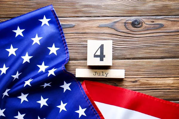 Amerikan Bayrağı Ahşap Küp Takvim Temmuz Kahverengi Ahşap Antika Masa — Stok fotoğraf