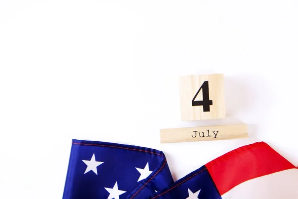 Αναστατωμένα Αμερικανική Σημαία Και Ξύλινο Κύβο Ημερολόγιο Ιουλίου Ημερομηνίας Ευτυχισμένη — Φωτογραφία Αρχείου
