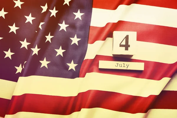 米国旗の背景に木製のテーブルが 日のアメリカ独立記念日を祝う — ストック写真