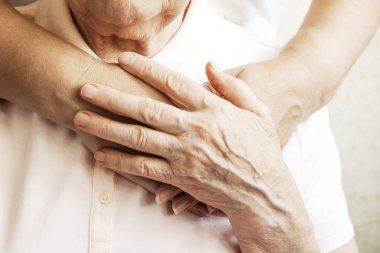 Yaşlı bakım evindeki olgun bir kadın hastane personeli hemşiresinden yardım alıyor. Yaşlı bir kadın, yaşlı, buruşuk bir cilt ve bakım yapan birinin elleri. Her gün anneanne. Arkaplan, kopyala boşluk, kapat