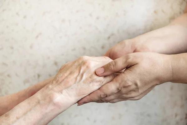 老年护理机构的成熟女性得到医院人事护士的帮助 老年妇女的皱纹皮肤和护理送礼者 手闭上 伟大的母亲每天的生活 复制空间 — 图库照片