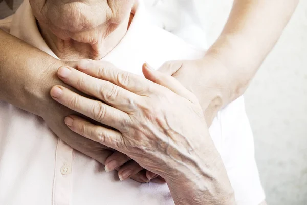 Volwassen Vrouw Bejaarde Zorginstelling Krijgt Hulp Van Ziekenhuispersoneel Verpleegkundige Oudere — Stockfoto