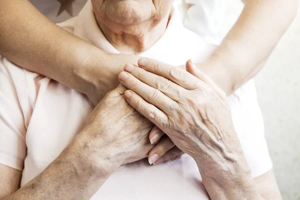 Volwassen Vrouw Bejaarde Zorginstelling Krijgt Hulp Van Ziekenhuispersoneel Verpleegkundige Oudere — Stockfoto