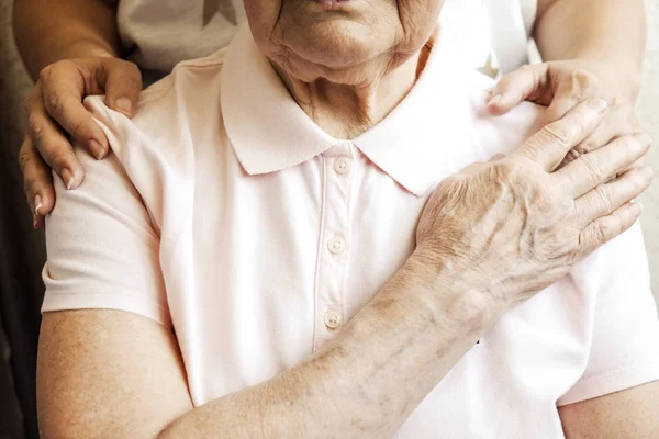 Mujer Madura Centro Atención Ancianos Recibe Ayuda Personal Enfermería Del —  Fotos de Stock