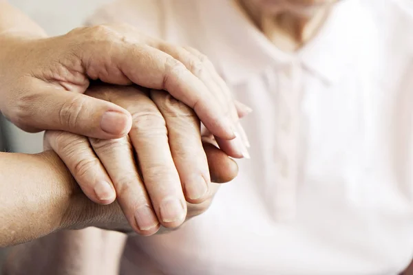 Rijpe Vrouw Ouderen Zorg Faciliteit Krijgt Hulp Van Ziekenhuis Personeel — Stockfoto