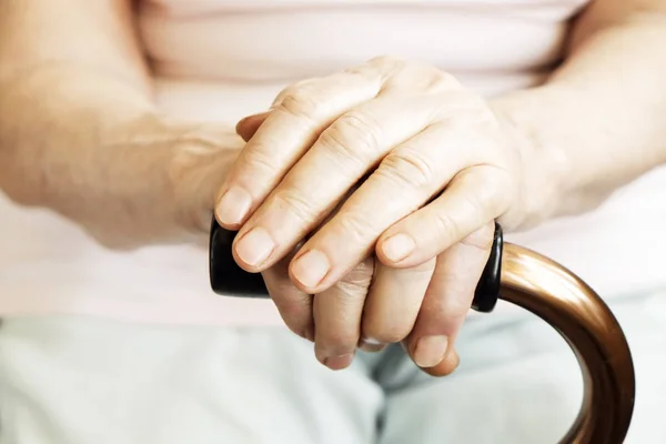 Mujer Anciana Asilo Ancianos Mano Arrugada Con Venas Claramente Visibles — Foto de Stock