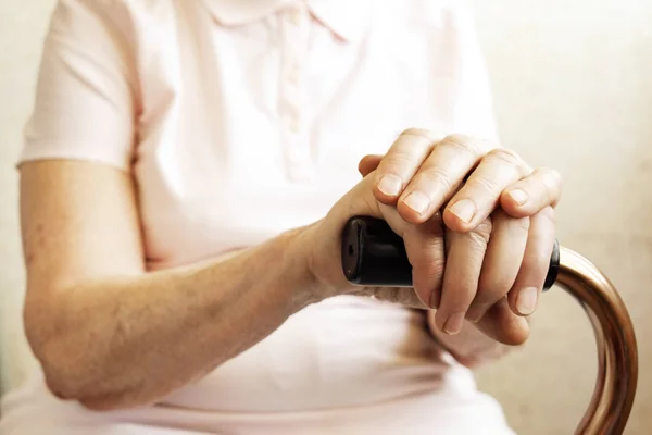 Starsza Kobieta Domu Opieki Pomarszczony Ręki Wyraźnie Widocznymi Żyłami Trzyma — Zdjęcie stockowe