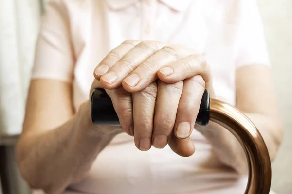 Starsza Kobieta Domu Opieki Pomarszczony Ręki Wyraźnie Widocznymi Żyłami Trzyma — Zdjęcie stockowe