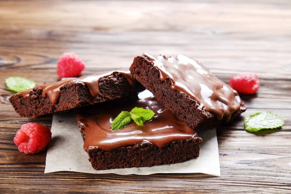 Pedaços Quadrados Brownies Caseiros Pasta Propagação Chocolate Escuro Framboesa Folha — Fotografia de Stock