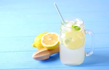 Soğuk lavanta limonata, limon, saman, nane Ice. Buz, vintage mason kavanoza cam mavi ahşap doku tablo arka plan ile klasik bakire mojito kokteyl, alkolsüz içki. Alan, kopyalama en iyi görünümü Kapat.