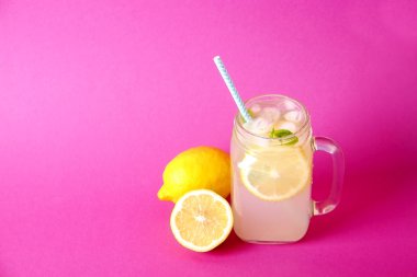 Soğuk lavanta limonata, limon, saman, nane Ice. Klasik bakire mojito kokteyl, alkolsüz içki vintage mason kavanoza cam buz ile parlak pembe arka plan izole. Alan, kopyalama en iyi görünümü Kapat.