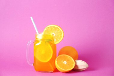 Vintage mason kavanoza cam taze portakal suyu dayalı alkolsüz tam renkli kompozisyon buz, saman kokteyl yaz, meyve, pembe arka plan izole. Yakın çekim, uzay, üstten görünüm Kopyala.