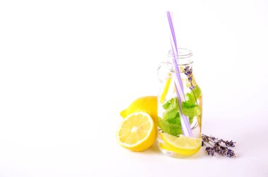 Buz soğuk lavanta limonata, limon, saman. İki klasik bakire mojito içecekler, Alkolsüz kokteyl buz iki vintage hipster şişelerde, izole beyaz arka plan ile. Alan, kopyalama en iyi görünümü Kapat.