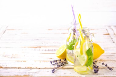 Buz soğuk lavanta limonata, limon, saman. İki klasik bakire mojito içecekler, Alkolsüz kokteyl ile buz grunged ahşap zemin üzerine iki vintage hipster şişelerde. Alan, kopyalama en iyi görünümü Kapat.