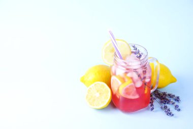 Kırmızı dut lavanta limonata, limon ve saman. Bakire çilek mojito, vintage mason kavanoza cam, buzlu Alkolsüz kokteyl soluk mavi beyaz arka plan üzerinde izole. Kopya alanı, üstten görünüm, yakın çekim