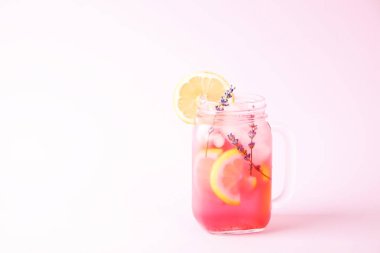 Kırmızı dut lavanta limonata, limon ve saman. Bakire çilek mojito, vintage mason kavanoza cam, buzlu Alkolsüz kokteyl soluk pembe izole. Kopya alanı, üstten görünüm, yakın çekim.