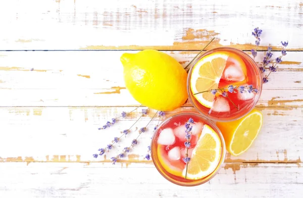 Czerwone Jagody Lavander Lemoniady Cytryna Słomy Dziewica Truskawka Mojito Bezalkoholowe — Zdjęcie stockowe