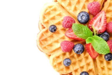 Çeşitli çilek karışımı, çilek, böğürtlen, ahududu ile kalp şekli Belçika Waffle ve nane yaprağı beyaz seramik plaka üzerinde kırmızı kuş üzümü süslenmiş. Yakın çekim, kopya alanı, arka plan, üstten görünüm.