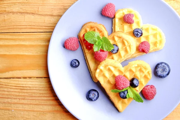 Herzförmige Belgische Waffeln Mit Einer Mischung Aus Verschiedenen Beeren Erdbeeren — Stockfoto