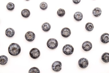 Demet taze organik blueberry çilek beyaz zemin üzerine Dikişsiz desen. Temiz kavramı yeme. Sağlıklı besleyici Vejeteryan Aperatif, pişmemiş yiyecek. Yakın çekim, kopya alanı, üstten görünüm, düz lay.