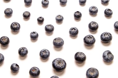 Demet taze organik blueberry çilek beyaz zemin üzerine Dikişsiz desen. Temiz kavramı yeme. Sağlıklı besleyici Vejeteryan Aperatif, pişmemiş yiyecek. Yakın çekim, kopya alanı, üstten görünüm, düz lay.