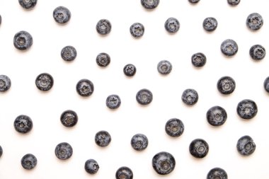 Demet taze organik blueberry çilek beyaz zemin üzerine Dikişsiz desen. Temiz kavramı yeme. Sağlıklı besleyici Vejeteryan Aperatif, pişmemiş yiyecek. Yakın çekim, kopya alanı, üstten görünüm, düz lay.