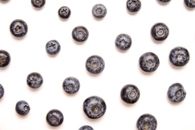 Demet taze organik blueberry çilek beyaz zemin üzerine Dikişsiz desen. Temiz kavramı yeme. Sağlıklı besleyici Vejeteryan Aperatif, pişmemiş yiyecek. Yakın çekim, kopya alanı, üstten görünüm, düz lay.