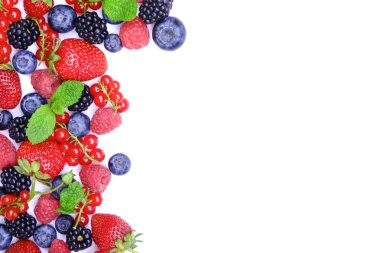 Hasat yığın beyaz zemin üzerine karışık meyveli demet. Taze organik çilek, yaban mersini, böğürtlen ve somun ile renkli kompozisyon. Temiz kavramı yeme. Yakın çekim, uzay, üstten görünüm Kopyala