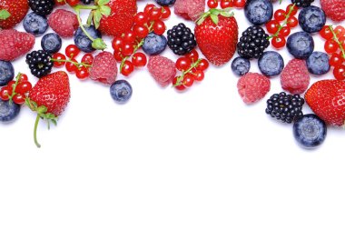 Hasat yığın beyaz zemin üzerine karışık meyveli demet. Taze organik çilek, yaban mersini, böğürtlen ve somun ile renkli kompozisyon. Temiz kavramı yeme. Yakın çekim, uzay, üstten görünüm Kopyala