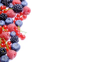 Hasat yığın beyaz zemin üzerine karışık meyveli demet. Taze organik çilek, yaban mersini, böğürtlen ve somun ile renkli kompozisyon. Temiz kavramı yeme. Yakın çekim, uzay, üstten görünüm Kopyala