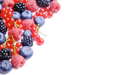 Hasat yığın beyaz zemin üzerine karışık meyveli demet. Taze organik çilek, yaban mersini, böğürtlen ve somun ile renkli kompozisyon. Temiz kavramı yeme. Yakın çekim, uzay, üstten görünüm Kopyala