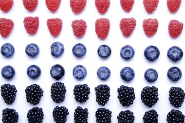 Taze organik çilek karışık: böğürtlen, ahududu ve böğürtlen seamless modeli, beyaz arka plan içinde. Temiz kavramı yeme. Sağlıklı vegan Aperatif, çiğ gıda diyet. Yakın çekim, kopya alanı, üstten görünüm, düz lay