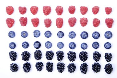 Taze organik çilek karışık: böğürtlen, ahududu ve böğürtlen seamless modeli, beyaz arka plan içinde. Temiz kavramı yeme. Sağlıklı vegan Aperatif, çiğ gıda diyet. Yakın çekim, kopya alanı, üstten görünüm, düz lay