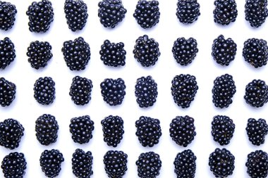 Demet taze organik blueberry çilek beyaz zemin üzerine Dikişsiz desen. Temiz kavramı yeme. Sağlıklı besleyici Vejeteryan Aperatif, pişmemiş yiyecek. Yakın çekim, kopya alanı, üstten görünüm, düz lay.