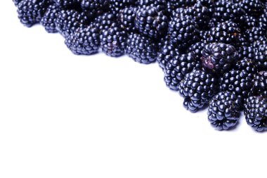 Taze organik ahududu meyveleri beyaz zemin üzerine harvestpile grup. Temiz kavramı yeme. Sağlıklı besleyici Vejeteryan Aperatif, pişmemiş yiyecek. Yakın çekim, kopya alanı, üstten görünüm, düz lay.