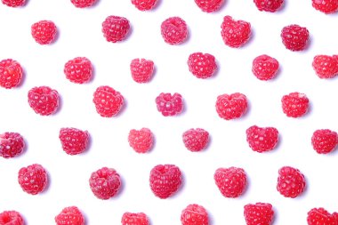 Taze organik ahududu meyveleri sorunsuz süsleme desen, beyaz arka plan avuç. Temiz kavramı yeme. Sağlıklı besleyici vejeteryan yemek, lezzetli pişmemiş yiyecek. Yakın çekim, kopya alanı, üstten görünüm, düz lay.