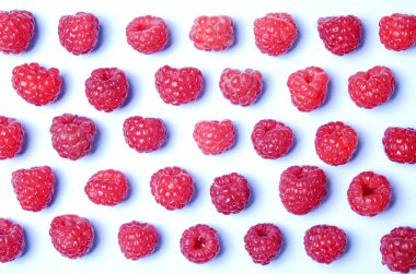 Taze organik ahududu meyveleri sorunsuz süsleme desen, beyaz arka plan avuç. Temiz kavramı yeme. Sağlıklı besleyici vejeteryan yemek, lezzetli pişmemiş yiyecek. Yakın çekim, kopya alanı, üstten görünüm, düz lay.