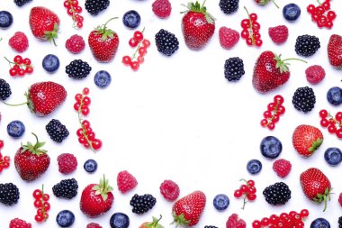 Hasat yığın beyaz zemin üzerine karışık meyveli demet. Taze organik çilek, yaban mersini, böğürtlen ve somun ile renkli kompozisyon. Temiz kavramı yeme. Yakın çekim, uzay, üstten görünüm Kopyala