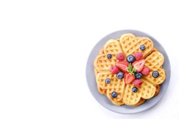 Herzförmige Belgische Waffeln Mit Einer Mischung Aus Verschiedenen Beeren Erdbeeren — Stockfoto