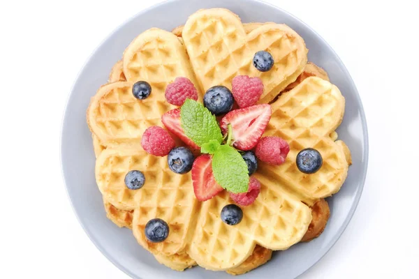 Herzförmige Belgische Waffeln Mit Einer Mischung Aus Verschiedenen Beeren Erdbeeren — Stockfoto