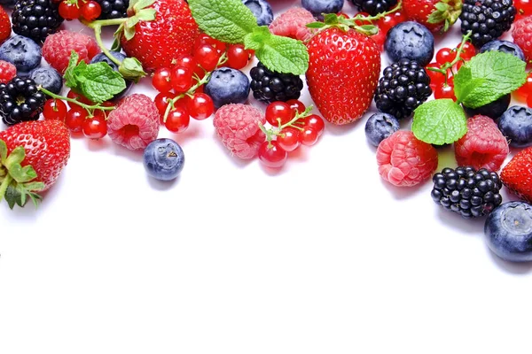 Hasat yığın beyaz zemin üzerine karışık meyveli demet. Taze organik çilek, yaban mersini, böğürtlen ve somun ile renkli kompozisyon. Temiz kavramı yeme. Yakın çekim, uzay, üstten görünüm Kopyala