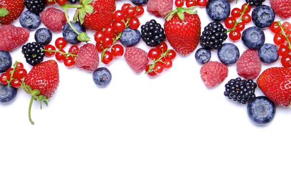 Hasat yığın beyaz zemin üzerine karışık meyveli demet. Taze organik çilek, yaban mersini, böğürtlen ve somun ile renkli kompozisyon. Temiz kavramı yeme. Yakın çekim, uzay, üstten görünüm Kopyala