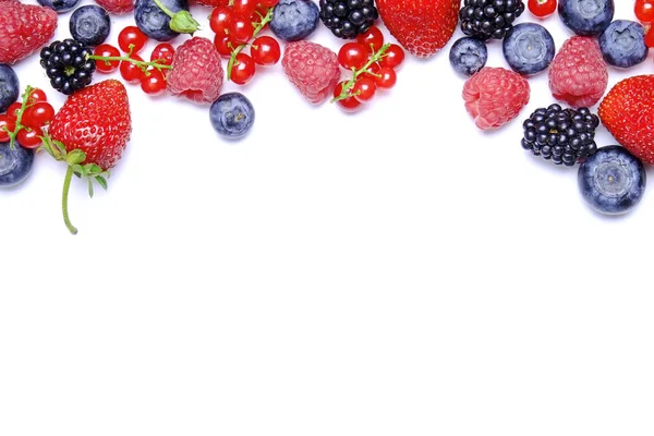 Hasat yığın beyaz zemin üzerine karışık meyveli demet. Taze organik çilek, yaban mersini, böğürtlen ve somun ile renkli kompozisyon. Temiz kavramı yeme. Yakın çekim, uzay, üstten görünüm Kopyala