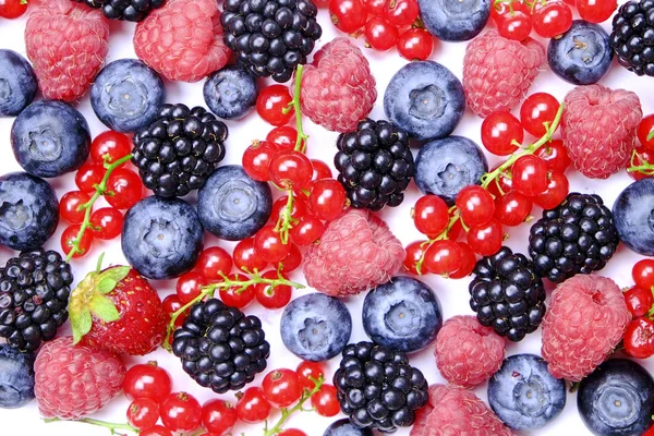Hasat yığın beyaz zemin üzerine karışık meyveli demet. Taze organik çilek, yaban mersini, böğürtlen ve somun ile renkli kompozisyon. Temiz kavramı yeme. Yakın çekim, uzay, üstten görünüm Kopyala