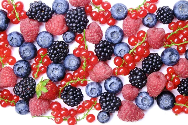 Hasat yığın beyaz zemin üzerine karışık meyveli demet. Taze organik çilek, yaban mersini, böğürtlen ve somun ile renkli kompozisyon. Temiz kavramı yeme. Yakın çekim, uzay, üstten görünüm Kopyala