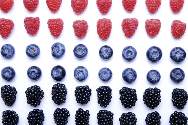 Taze organik çilek karışık: böğürtlen, ahududu ve böğürtlen seamless modeli, beyaz arka plan içinde. Temiz kavramı yeme. Sağlıklı vegan Aperatif, çiğ gıda diyet. Yakın çekim, kopya alanı, üstten görünüm, düz lay