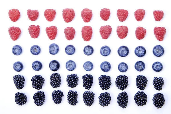 Taze organik çilek karışık: böğürtlen, ahududu ve böğürtlen seamless modeli, beyaz arka plan içinde. Temiz kavramı yeme. Sağlıklı vegan Aperatif, çiğ gıda diyet. Yakın çekim, kopya alanı, üstten görünüm, düz lay