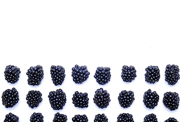 Demet taze organik blueberry çilek beyaz zemin üzerine Dikişsiz desen. Temiz kavramı yeme. Sağlıklı besleyici Vejeteryan Aperatif, pişmemiş yiyecek. Yakın çekim, kopya alanı, üstten görünüm, düz lay.